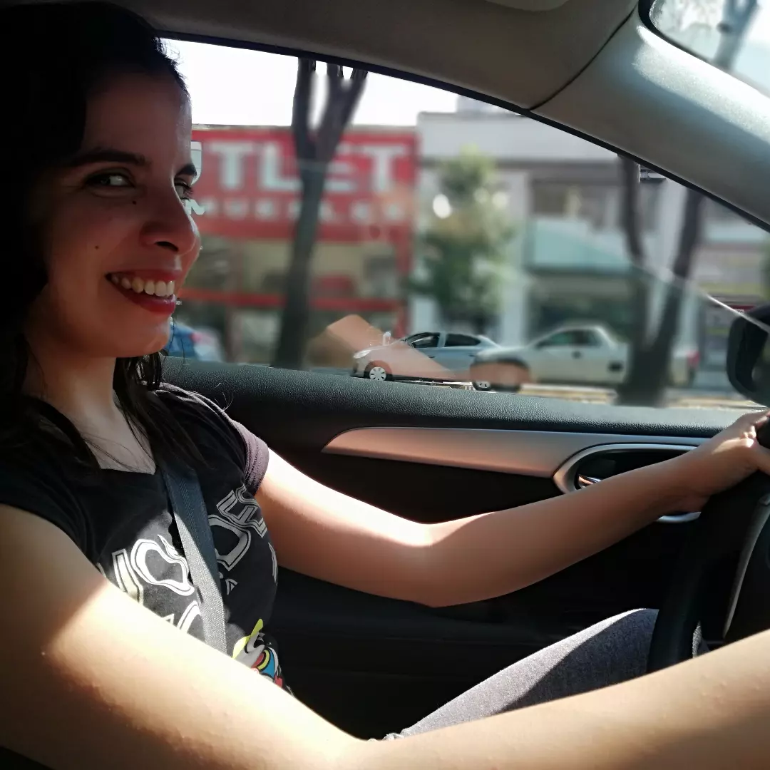 Alumna aprendiendo a manejar estándar