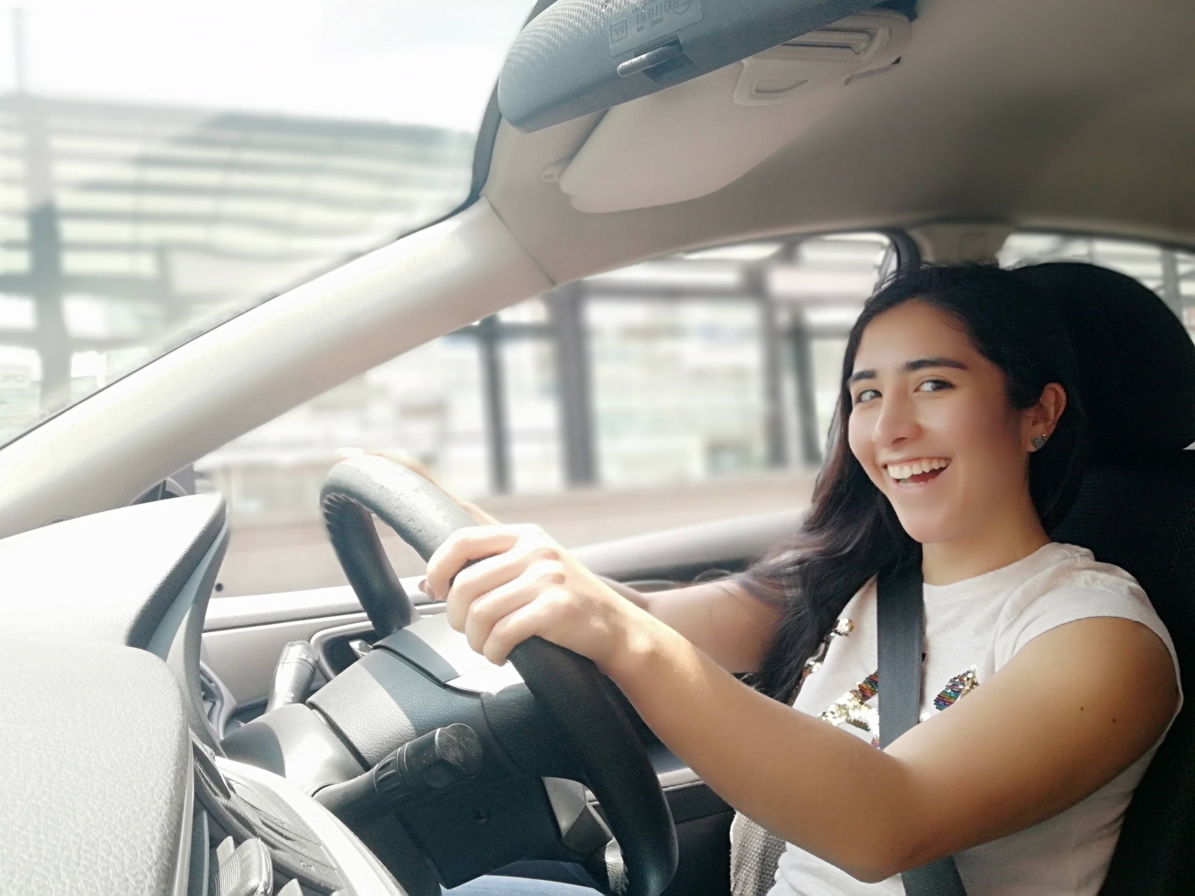 Alumna feliz en clase de manejo English Drive