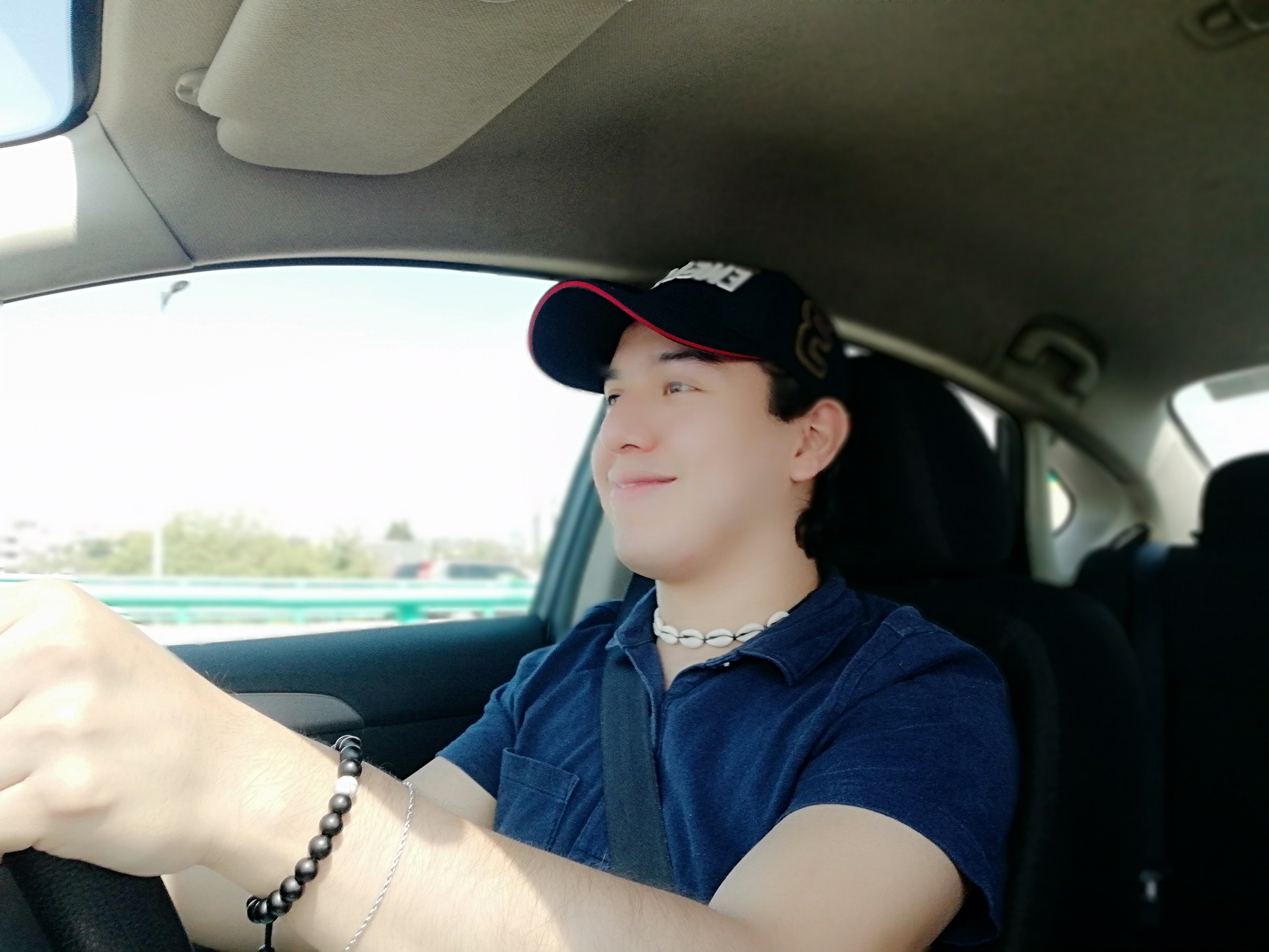 Alumno aprendiendo a manejar en autopista