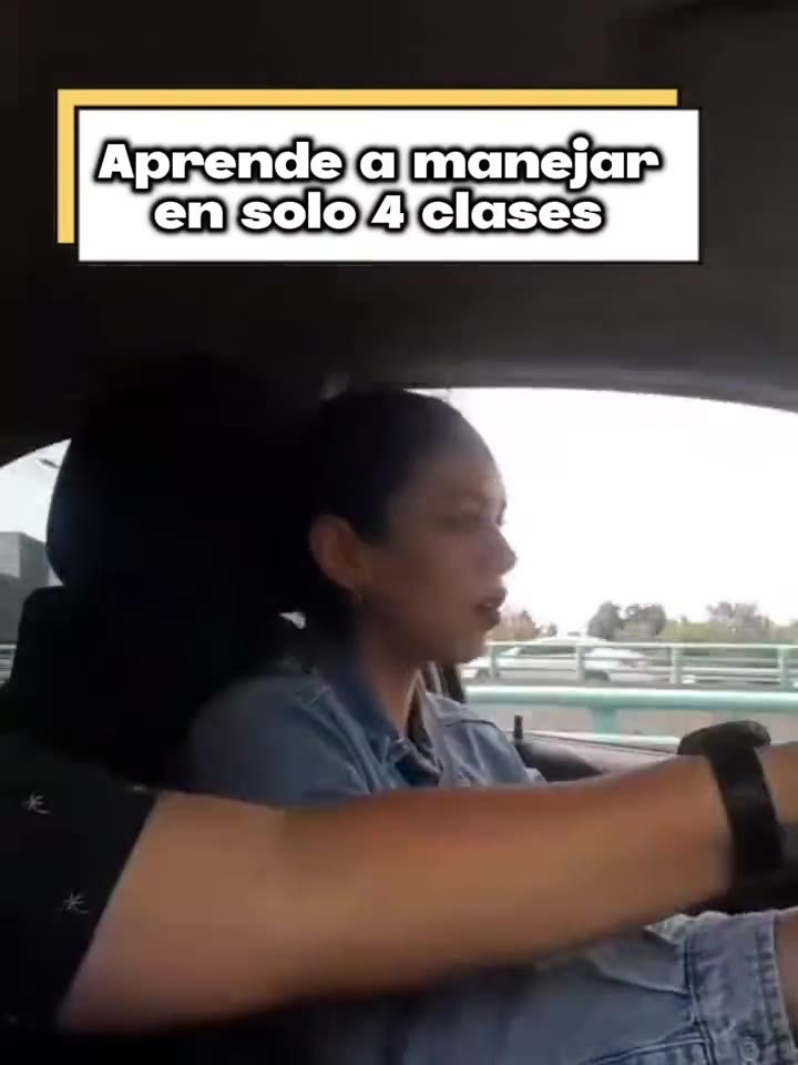 Alumna al volante con su instructor al lado: «Aprende a manejar en solo 4 clases».
